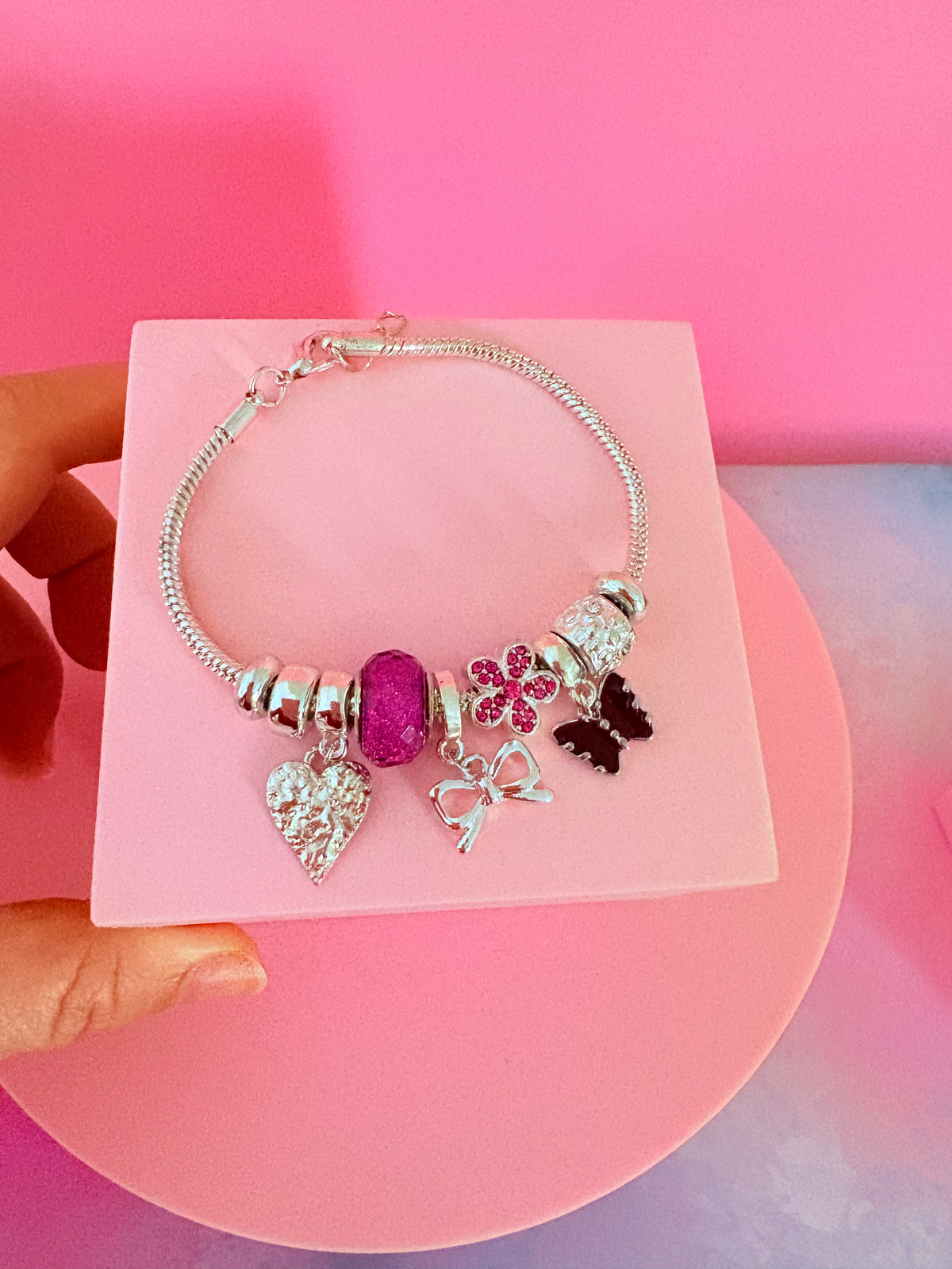 Pembe Kelebek & Kalp Charm Bileklik – Hediye Kutulu