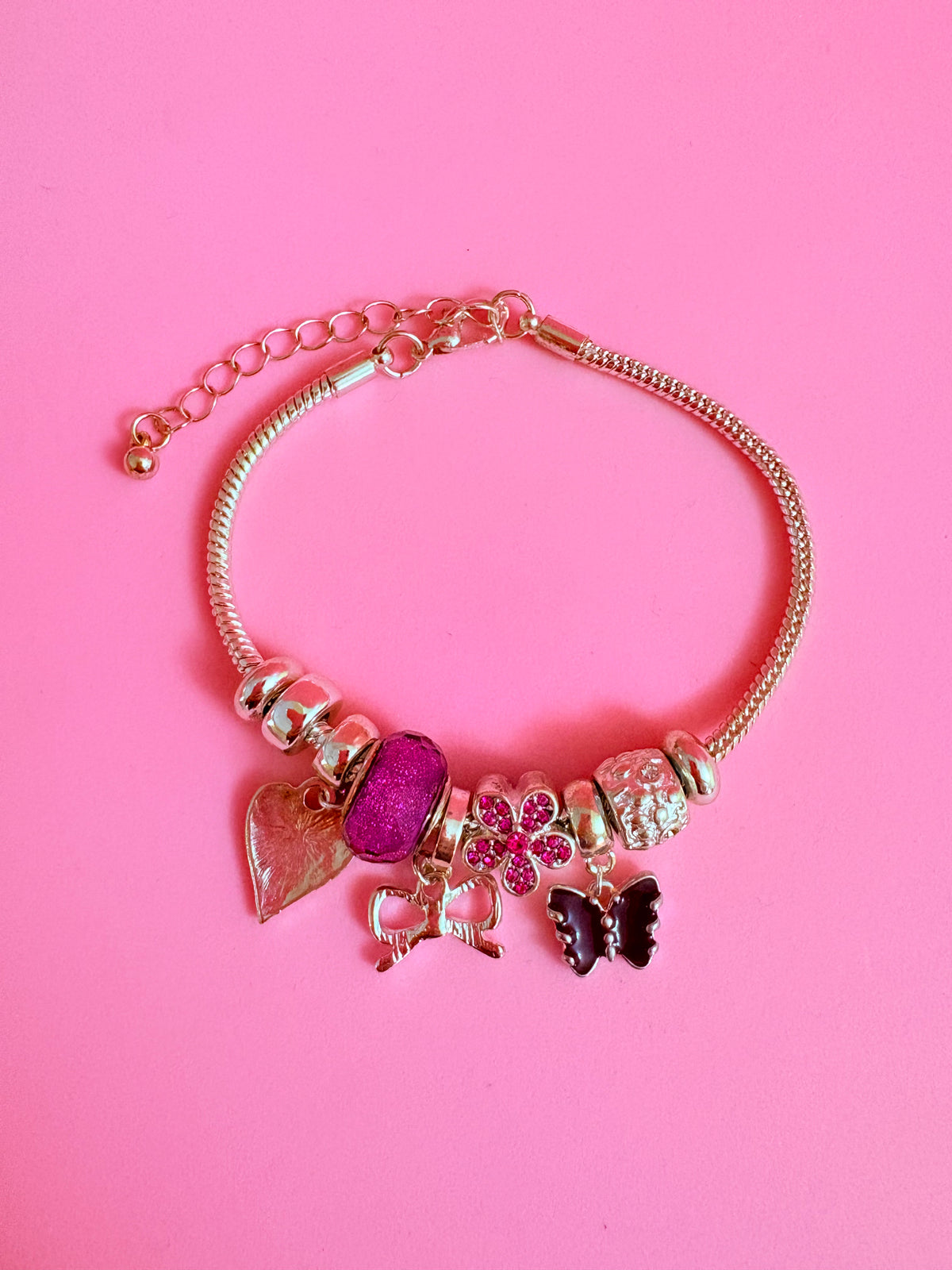 Pembe Kelebek & Kalp Charm Bileklik – Hediye Kutulu