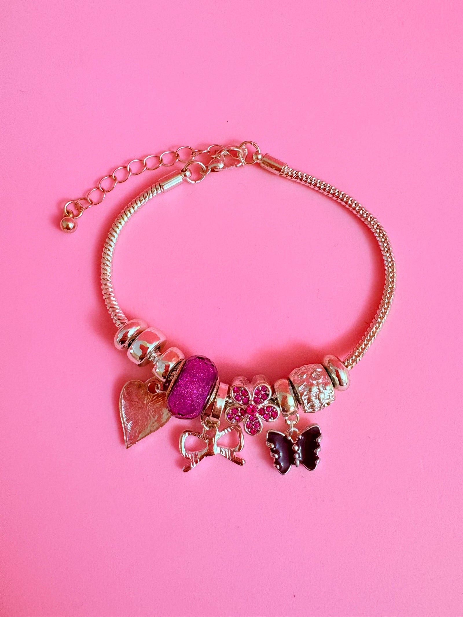 Pembe Kelebek & Kalp Charm Bileklik – Hediye Kutulu