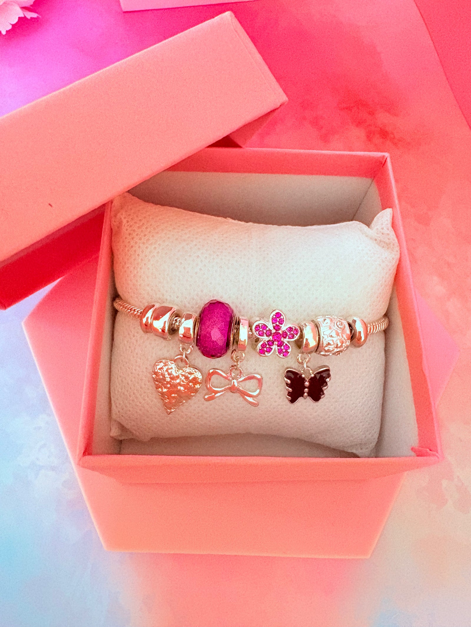 Pembe Kelebek & Kalp Charm Bileklik – Hediye Kutulu