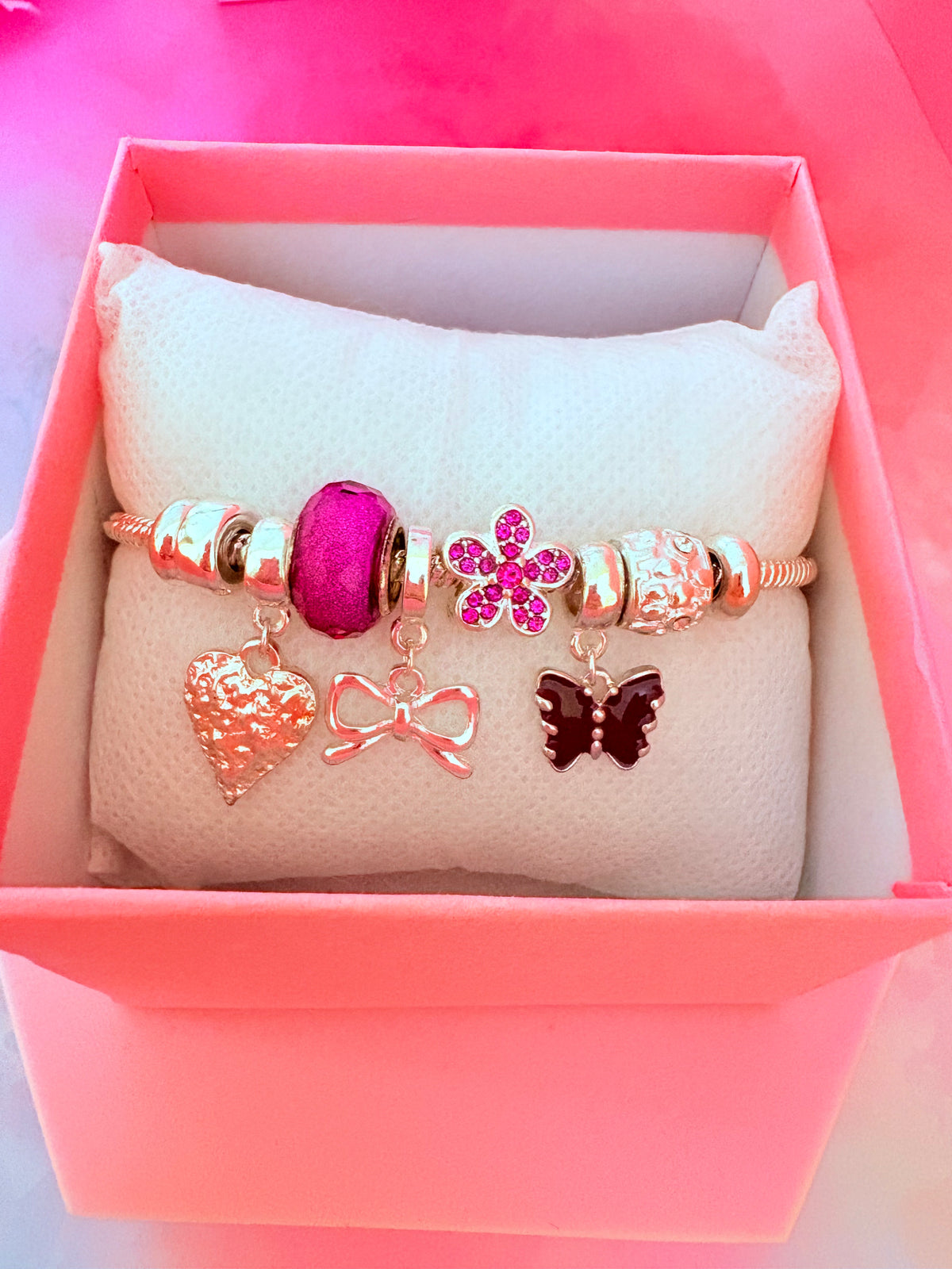 Pembe Kelebek & Kalp Charm Bileklik – Hediye Kutulu